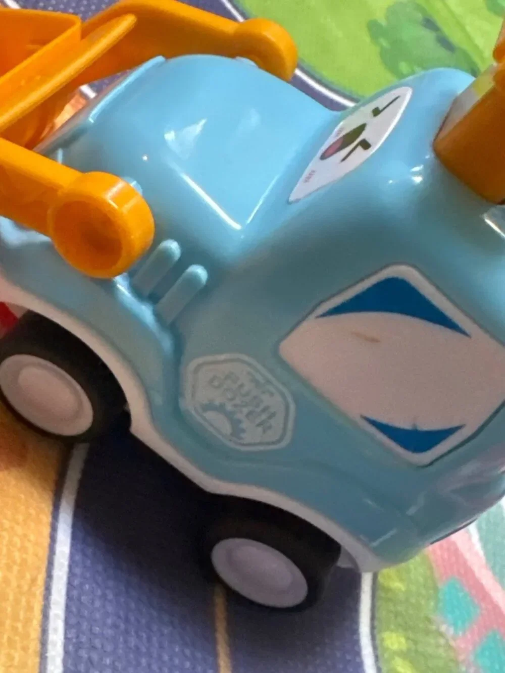 Haktoy Foldable City-Themed Play Mat With 6 Cartoon Toy Vehicles For Kids